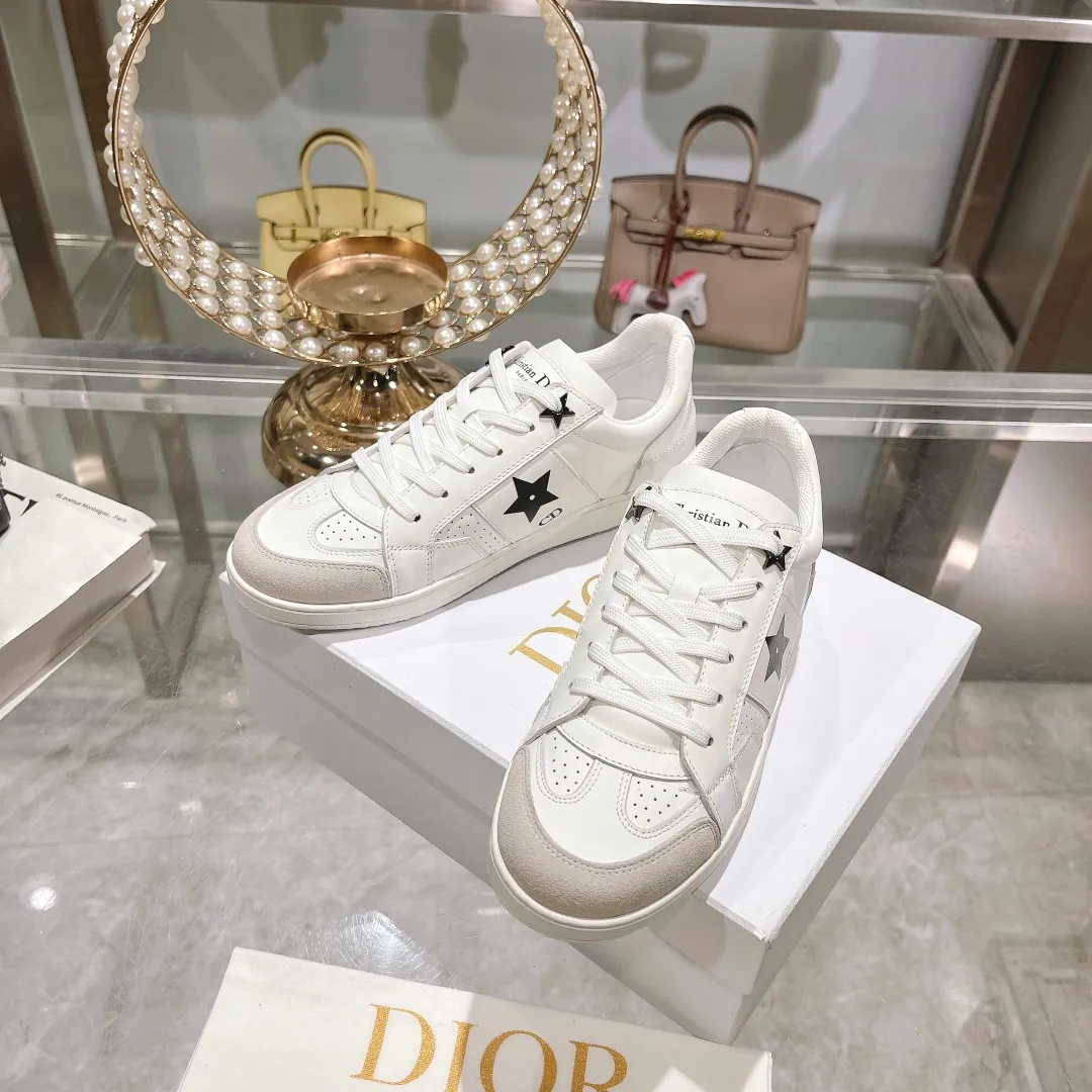 👟👟Ex-factory price 560👟👟Dior2024 new white shoes, Dior Dior Star women's sports shoes, very light summer white shoes. The upper is carefully made of imported suede, decorated with tonal suede panels, metal stars decorate the lace eyelets, and breathable mesh inside. The upper is punched and designed not to stuffy the feet. It is equipped with Christian Dior logo and thin soles. The thick sole is suitable for all seasons! Size: 35-41 (40 and 41 are customized and cannot be returned or exchanged)
